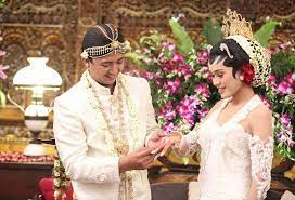 Koleksi model baju kebaya pengantin batak toba. 5 Tips Pilih Kebaya Untuk Wanita Terlalu Kurus Weddingku Com