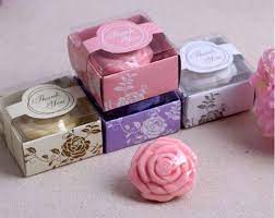 Gessi bianchi con scritta 50 anniversario, non profumati, ideali la creazione di bomboniere economiche fai da te, da presentare come portaconfetti o come segnaposti, specifici per questo evento! Mini Candele E Saponette Segnaposti Organizzazione Matrimonio Forum Matrimonio Com