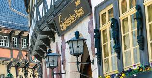 It offers a rich breakfast buffet, gourmet cuisine and elegant spa and fitness facilities. Hotel Gothisches Haus Gehobene Gastlichkeit Am Marktplatz Ragwitz Kulinarische Portraits