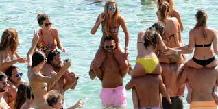 Υφίστανται μόνο δύο βουνά, αμφότερα δίκορφα μετρίου ύψους: To Parti Xlidhs Mias Ebdomadas Sth Mykono Toy Mexri Protinos Profylakismenoy Gia To Skandalo Ths Energa Hellas Power Ellada Iefimerida Gr