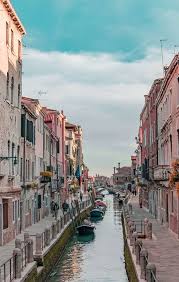 Happy Valentine S Day Everyone Tag Someone Below You Would Love To Visit Italy With Valentinesday Perlierbeaut Travel Aesthetic Places To Travel Venice City