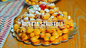 La ricetta originale degli struffoli napoletani morbidi prevede l'uso di ciliegie, arancia e cedro candito, ma non piace a tutti la frutta candita. Tutorial Struffoli Napoletani Originali Ricetta Della Nonna Youtube