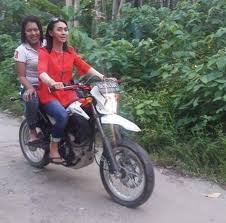 Dua cewek cantik mampu jelajahi trek ekstrem saat adventure : Bupati Cantik Yang Minggu Ini Viral Bikin Minder Cowok Pas Di Atas Motor Trail Motorplus Online Com