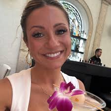 High school junior offering babysitting services in Elmhurst