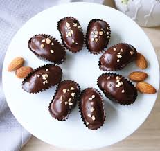 Badam cincang dibakar atau disangai untuk bagi masak dan rangup. Almond London Biscuit Bake With Yen