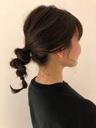 流行りのラーメンヘアアレンジ もみあげとうなじの繊細なうぶ毛がポイントです ヘア アイディア ヘアスタイリング 三つ編みポニーテール