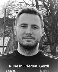 Ruhe in Frieden, Gerdi. Wir sind schockiert, fassungslos und unfassbar  traurig. Viel zu früh und vollkommen überraschend wurde unser Freund und  Mitspieler Daniel Müller aus unserer Mitte gerissen. Unser Bomber "Gerdi"  wurde