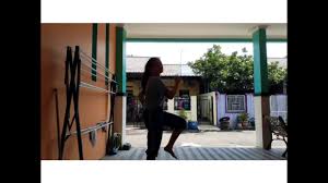 Memperhatikan teman yang bermain di pantai. Gimana Sih Cara Menjaga Keselamatan Di Jalan Raya Olahraga Ringan Youtube