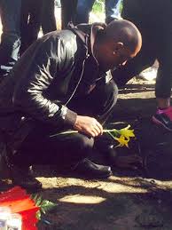 Offenbar war aber auch der supersportwagen porsche carrera gt, in dem walker und fahrer roger rodas saßen, sehr schwer zu steuern. Tyrese Gibson Visits Paul Walker S Crash Site Velozes E Furiosos Atrizes Lindas Paul Walker