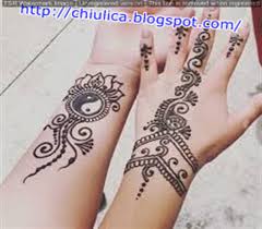 Henna putih sekarang sudah menjadi trend baru di kalangan seni henna, diatas adalah salah satu gambar motif dari henna putih dengan desain simple dan sederhana, dan bisa menjadi insipirasi bagi pemula untuk berkarya, desain yang cukup simple henna putih ini sangat cocok digunakan dalam. Gambar Henna Pengantin Laki Laki