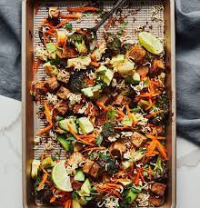 Salade de couscous remplie de saveurs. Merguez Couscous De Chou Fleur Aux Herbes Fromage Feta Sauce Aux Poivrons Rouges Trois Fois Par Jour