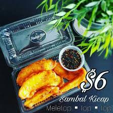Irisan cabai rawit, cabai merah, bawang merah digoreng, kecap manis dan irisan jeruk limau, rasanya pedas dan sambal ini berasal dari minangkabau. Crispy Goreng Pisang Sambal Kicap Food Drinks Instant Food On Carousell