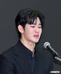 KIM SOO HYUN NOT WANT TO BE AN ACTOR ANYMORE? Kim Soo Hyun said that he's  no longer wanted to live as a "celebrity" hiding behind silence. He felt a  moral obligation