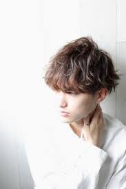 男性心理 気になる彼はどんな人 髪型で読み取る 前髪が長い男子 の特徴 bangs バングス メンズ ヘアスタイル スタイリスト パーマスタイル