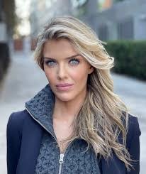 Lara Pollock's Instagram, Twitter & Facebook