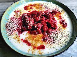 Rezept Fur Ein Veganes Hanfsamen Porridge Malantis Cbd Lebensmittel Essen Griessbrei Himbeeren