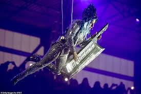 Jennifer lopez and shakira will take to the field at halftime during the 54th super bowl on feb. Lady Gaga Nimmt Auf J Lo Als Sie Busten Aus Sieben Verschiedenen Looks Fur Die Super Bowl Party Performance Aktuelle Boulevard Nachrichten Und Fotogalerien Zu Stars Sternchen
