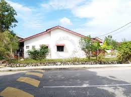 Which popular attractions are close to sri tanjung homestay? 1 Storey Corner Taman Sri Tanjung Semenyih Selangor