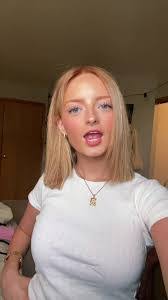 Holly Hearn's Instagram, Twitter & Facebook