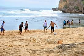 Selain pantai yang cantik, pantai ngobaran juga dikelilingi pura khas bali. Pantai Ngobaran 3 Yuk Piknik