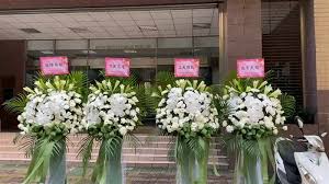 鐫二大字于其前， 其陰刻'爾俸爾祿， 民膏民脂， 下民易虐， 上天難欺'十六字。 清 朱象賢 《聞見偶錄》： 今凡府、州、縣衙署， 於大堂之前正中俱立一石， 南向刻'公生明'三字， 北向刻'爾俸爾祿， 民膏民脂， 下民易虐， 上天難欺'十六字。 Wkaooo X4t2ctm