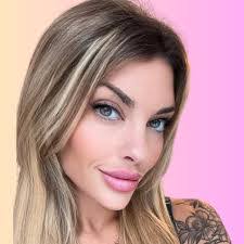 Ashley Lussier's Instagram, Twitter & Facebook