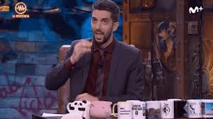 Cristina pedroche despidió anoche la temporada de la resistencia y entre otros regalos, le dio a david broncano una copa menstrual y le hizo un curso acelerado. David Broncano Battery Gif By Movistar Find Share On Giphy