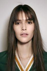20 Inspirations Pour Adopter La Frange Longue Coiffure Frange Longue Frange Carre Court Frange
