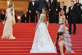 Atriz é esperada no agito que reunirá todo o elenco da novela para assistir junto ao primeiro capítulo da trama. Izabel Goulart Bruna Marquezine Izabel Goulart And Bruna Marquezine Photos Zimbio