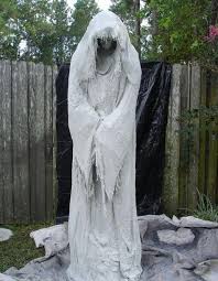Solch Eine Gespenstische Ghost Dekoration Kann Aus Cheesecloth Und Beton Gemacht Werden Es Ist Ersta Halloween Deko Garten Halloween Deko Halloween Deko Ideen