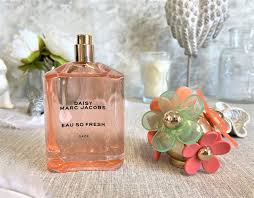 Marc jacobs is one of the most famous names in the fashion industry. Kathryn S Loves Marc Jacobs Daisy Eau So Fresh Daze Eau De Toilette Review