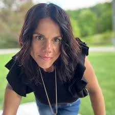 Karen Veith's Instagram, Twitter & Facebook