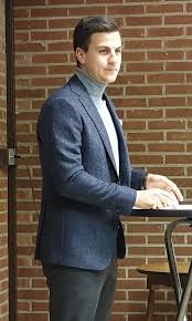 Tom van grieken, een belgische politicus maakt tiktoks tijdens zijn werkuren. Dries Van Langenhove Wikipedia