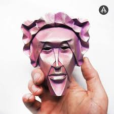 Fynn Jackson es un reconocido artista de origami, conocido por crear  elaboradas y detalladas máscaras de papel. Sus esculturas se crean doblando  hojas de papel individuales, sin cortar, en formas intrincadas y