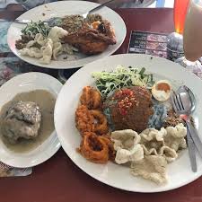This kind of nasi lemak, in which its offical name is nasi kerabu, is usually found in the north and east of malaysia, like perlis, kedah, kelantan, terengganu or penang. Fotos Bei Nasi Kerabu Cikgu Ct Skudai Johor