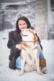 Au cours de ce roman si charnel. Jeune Femme Avec Un Chien Loup Dans Un Chien Husky A La Neige Banque D Images Et Photos Libres De Droits Image 70206756