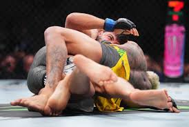 Dustin Poirier insists wardrobe malfunction cost Charles Oliveira UFC 300 win over Arman Tsarukyan