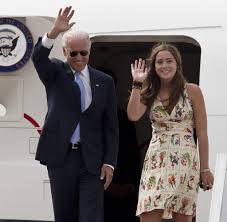 Creepy joe just couldn't keep his paws off of uk prime minister boris johnson's wife. Naomi Biden Alteste Enkeltochter Ist Stolz Auf Ihren Pop Welt