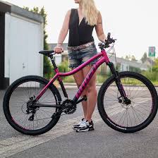 Mit Ghost Bikes Stylish Durch Den Sommer Madchen Auf Fahrradern Radeln Mountainbike