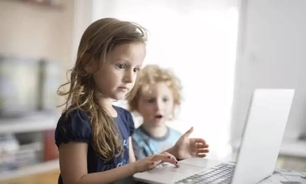 راقبه بـ«طريقة ذكية».. 7 نصائح لحماية طفلك من مخاطر «العالم الرقمي» | المصري اليوم