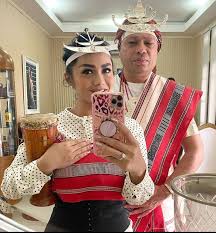 Krisdayanti mengenakan gaun berwarna emas yang memang megah. 10 Potret Keluarga Krisdayanti Lemos Dengan Pakaian Adat