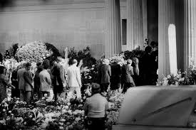 Elvis Presley's death: Photos show fans mourning at Graceland in 1977