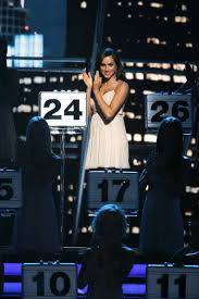 يتم مزج نصف كأس من عصير الليمون الحامض، مع نصف كأس من زيت الزيتون، وخلطهما جيداً، ثم وضع المزيج في زجاجة ذات بخاخ، ورش القليل منه على الخشب، ثمّ. Meghan Markle Deal Or No Deal Meghan Markle Shock Duchess Wore A Revealing Sexy Santa Outfit On Deal Or No Deal Show Royal News Express Co Uk In 2006 Markle