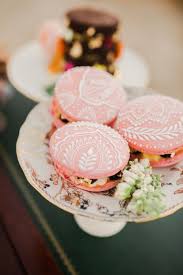 Happening Right Around Sunset This Intimate Reception Is Full Of Dreamy Details Including Beautiful Han Macaron Decoration Beautiful Desserts Macaron Cookies