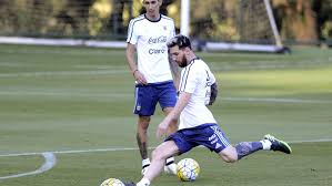 Paying respect to his mother, celia, the inking is a clear loving gesture. Fussball Star Messi Lasst Sich Aussergewohnliches Tattoo Stechen Fussball Stuttgarter Zeitung