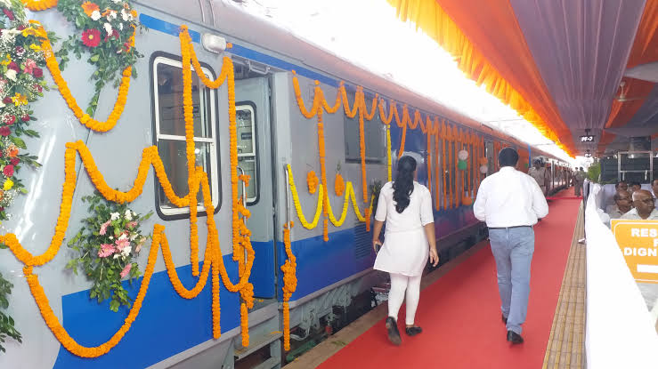 रायपुर से कुरुद और रावघाट के लिए ट्रेन सेवा शुरु, सीएम विष्णुदेव साय ने  दिखाई हरी झंडी, इलेक्ट्रिक इंजन मेंटनेंस फैसिलिटी का भी शिलान्यास