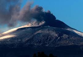 Vulkanaktivitäten können zu explosiven ausbrüchen, sogenannten plinianischen eruptionen führen, bei denen gestein, asche und gas mehrere hundert meter hoch in. Der Vulkan Atna Auf Sizilien Spuckt Lava Panorama Badische Zeitung