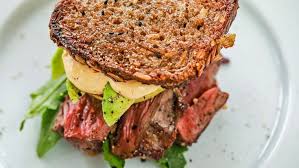 Reh Burger Mit Rucola Und Schwarzbrot Auf Einem Teller Rezepte Rezeptideen Lebensmittel Essen
