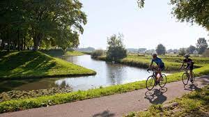 Een deel van het land lag te hoog om onder water te kunnen zetten, zoals de rivierdijk langs de lek. Fietsen Langs De Zuiderwaterlinie Anwb