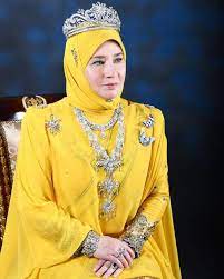 Portrait yang di pertuan agong malaysia yang ke 16 al sultan abdullah. Anggun Mempersona Kenali 4 Raja Permaisuri Agong Berhijab Ini Nona